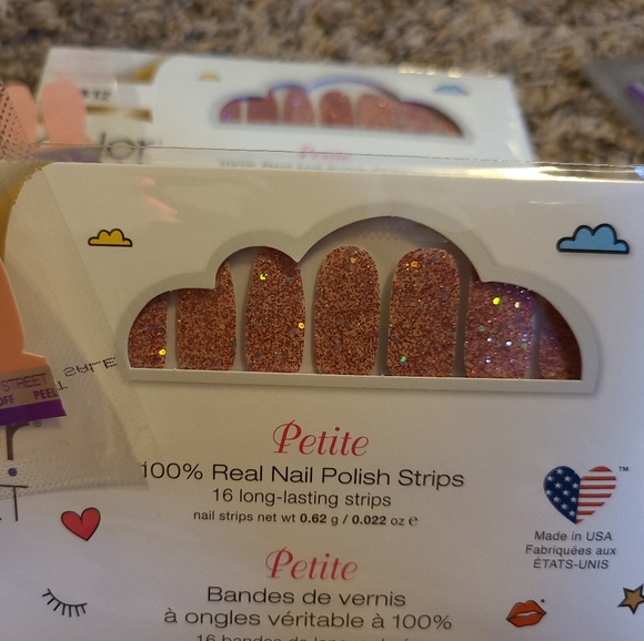 Color street - Picture 1 of 1